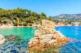 Excursões de caiaque são uma das experiências mais recomendadas nas enseadas de Fornells (Menorca, Ilhas Baleares) para os amantes de desportos aquáticos © Shutterstock Excursões de caiaque são uma das experiências mais recomendadas nas enseadas de Fornells (Menorca, Ilhas Baleares) para os amantes de desportos aquáticos © Shutterstock