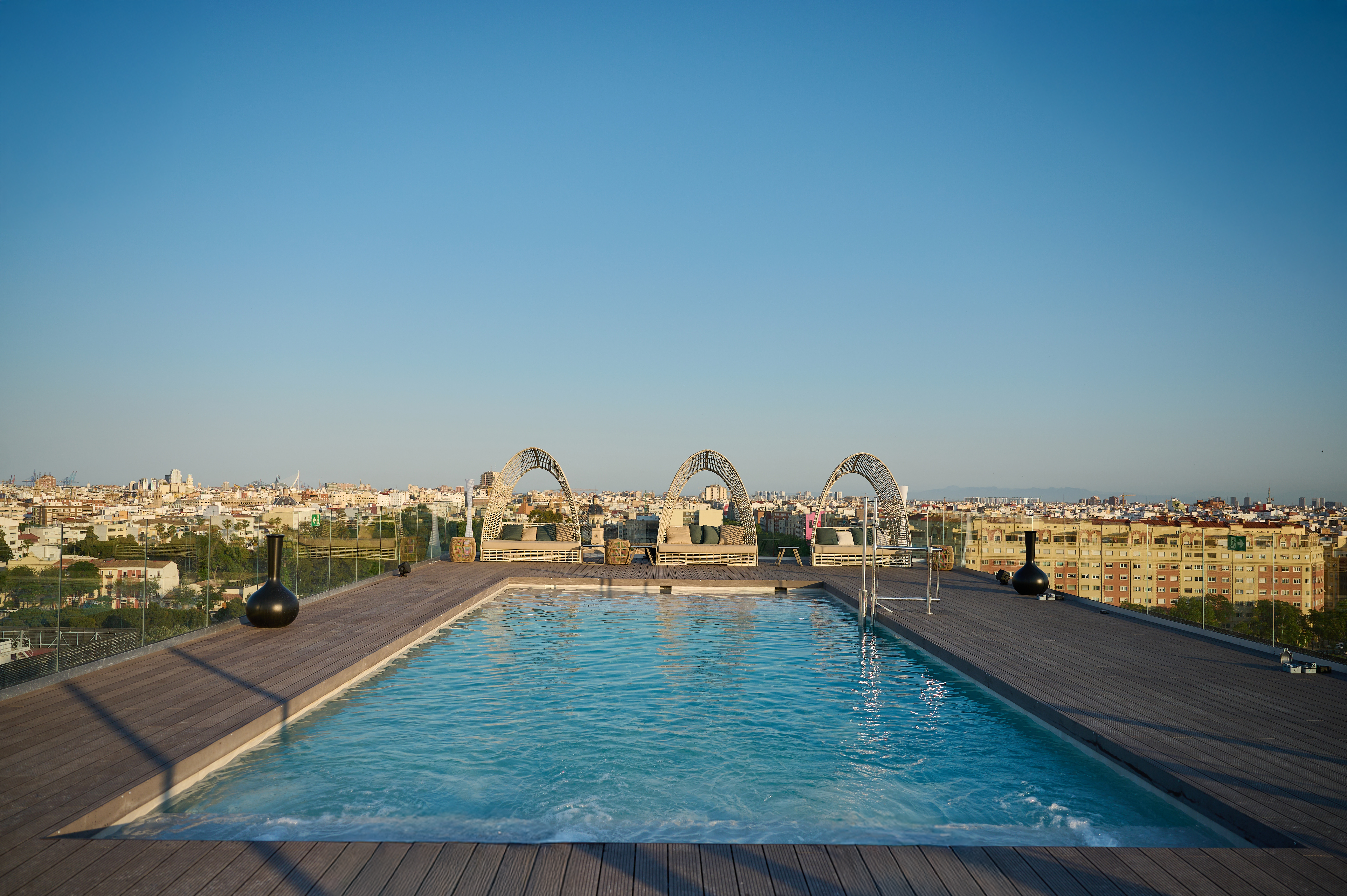 A cobertura do Novotel Valencia Lavant tem um bar e uma piscina com vistas privilegiadas para a cidade © Novotel Lavant Valencia A cobertura do Novotel Valencia Lavant tem um bar e uma piscina com vistas privilegiadas para a cidade © Novotel Lavant Valencia