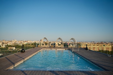 A cobertura do Novotel Valencia Lavant tem um bar e uma piscina com vistas privilegiadas para a cidade © Novotel Lavant Valencia