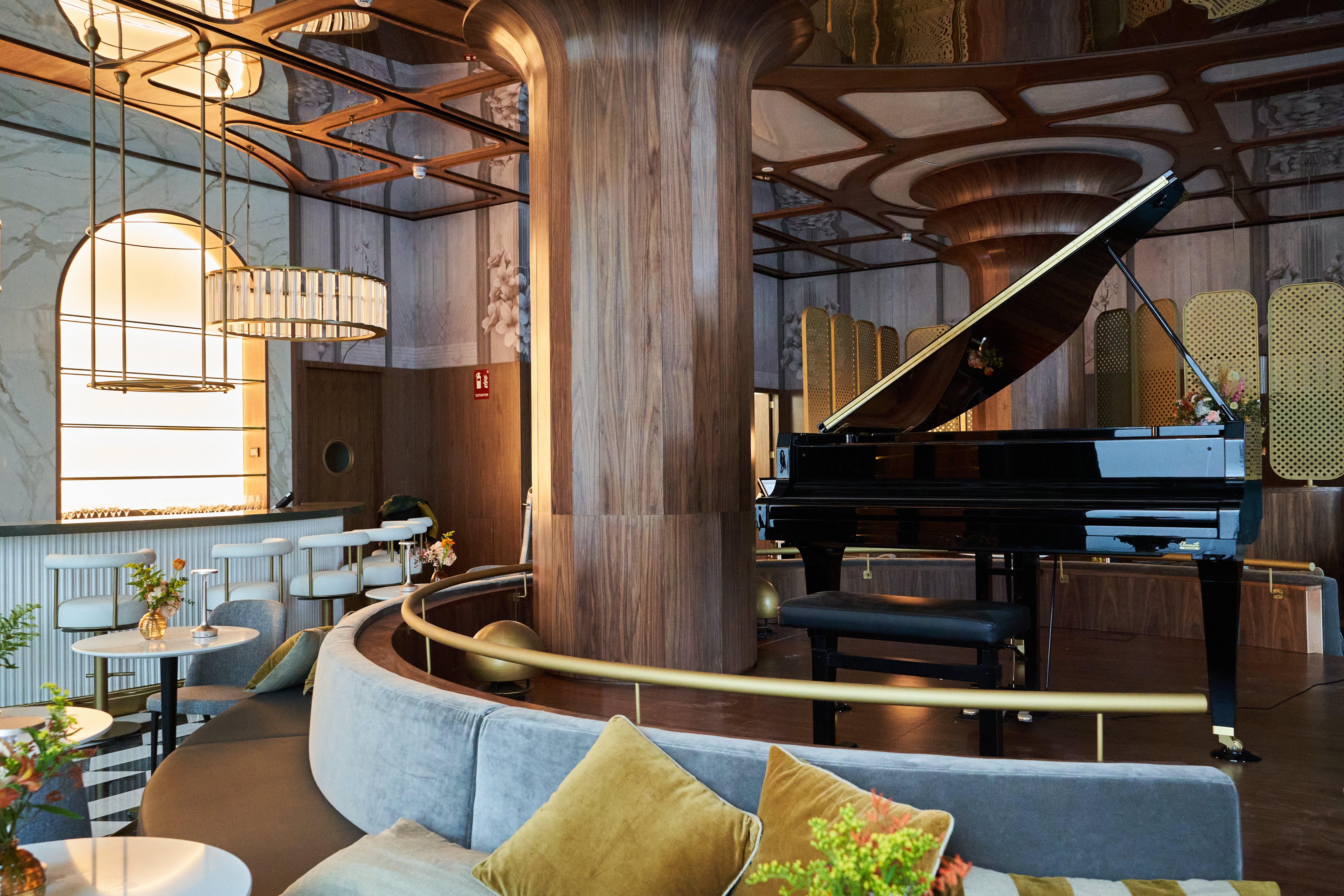 O lobby do Grand Hotel Centenari Valencia apresenta o bar-restaurante Soul of 1927, com piano de cauda para música ao vivo e coquetéis exclusivos © ACHM Hotels by Marriott O lobby do Grand Hotel Centenari Valencia apresenta o bar-restaurante Soul of 1927, com piano de cauda para música ao vivo e coquetéis exclusivos © ACHM Hotels by Marriott