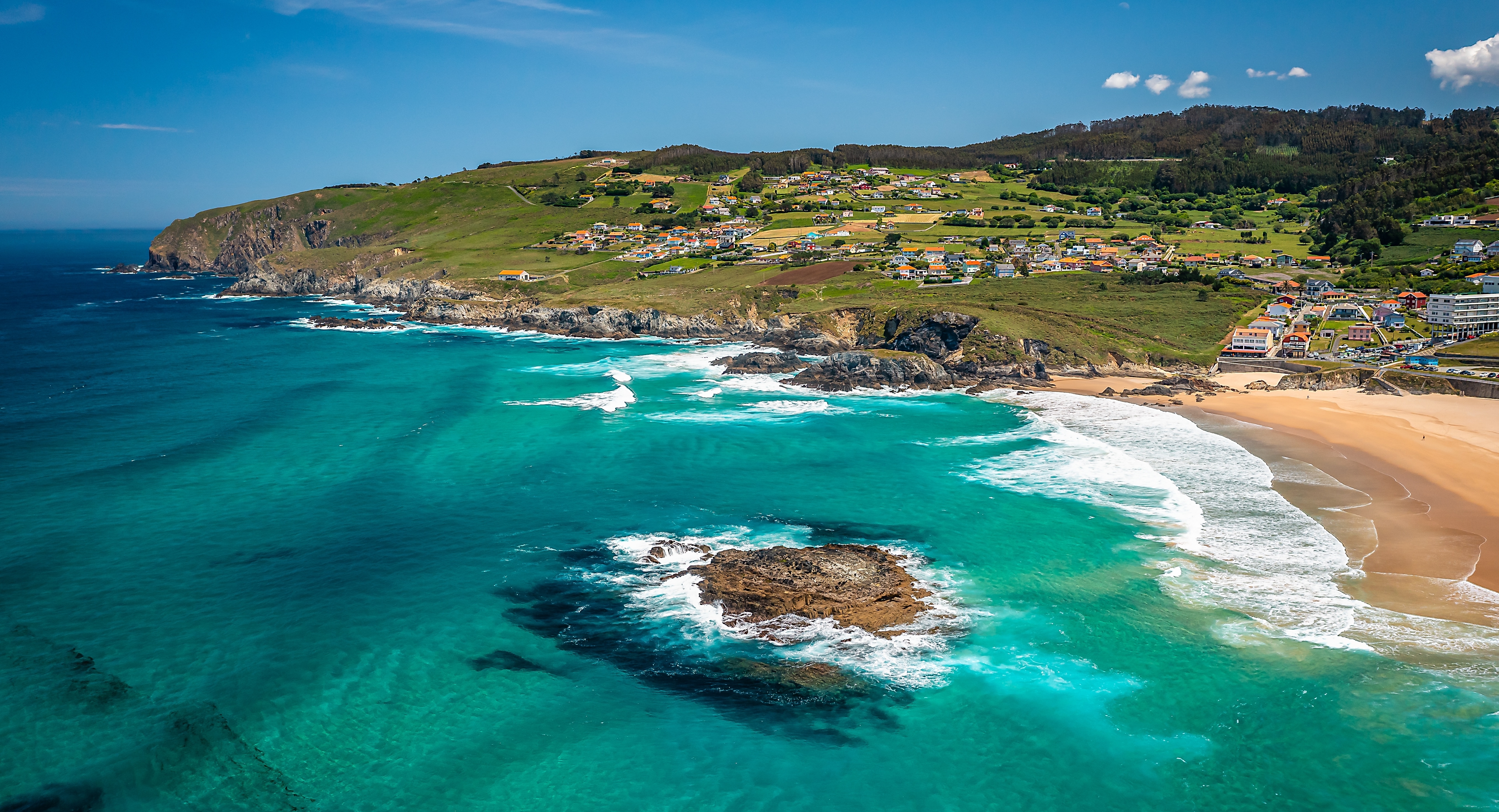 Valdoviño (Ferrol, A Coruña) destaca-se pela grande beleza da sua costa. Aqui encontramos praias abertas ao mar, como O Baleo e Pantín, ou o areal de A Frouxeira © Shutterstock Valdoviño (Ferrol, A Coruña) destaca-se pela grande beleza da sua costa. Aqui encontramos praias abertas ao mar, como O Baleo e Pantín, ou o areal de A Frouxeira © Shutterstock