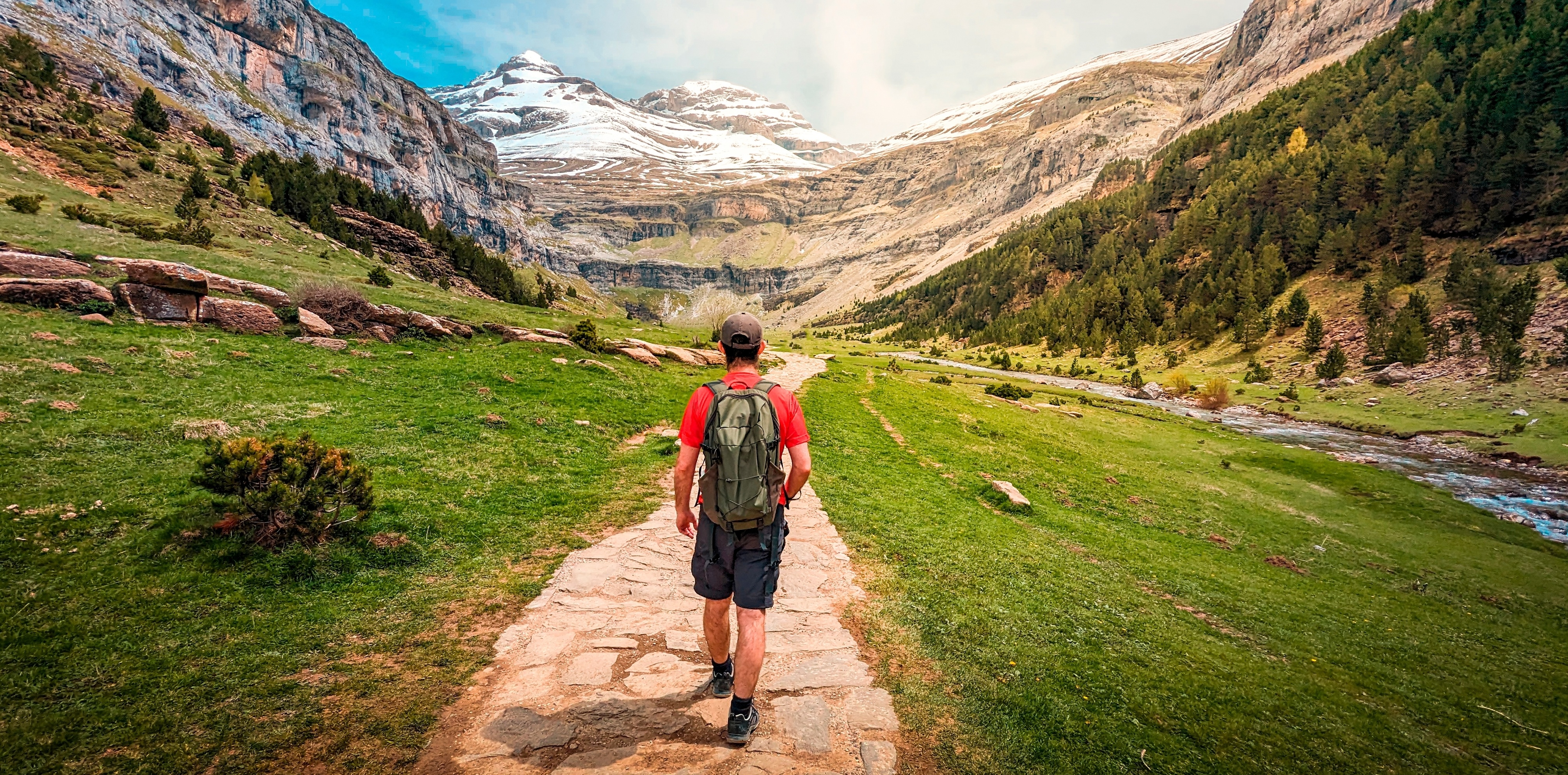 Rota pelo prado do Parque Nacional Ordesa em direção à cachoeira Cola de Caballo, no meio da beleza natural dos Pirenéus em Huesca (Aragão) © Shutterstock Rota pelo prado do Parque Nacional Ordesa em direção à cachoeira Cola de Caballo, no meio da beleza natural dos Pirenéus em Huesca (Aragão) © Shutterstock