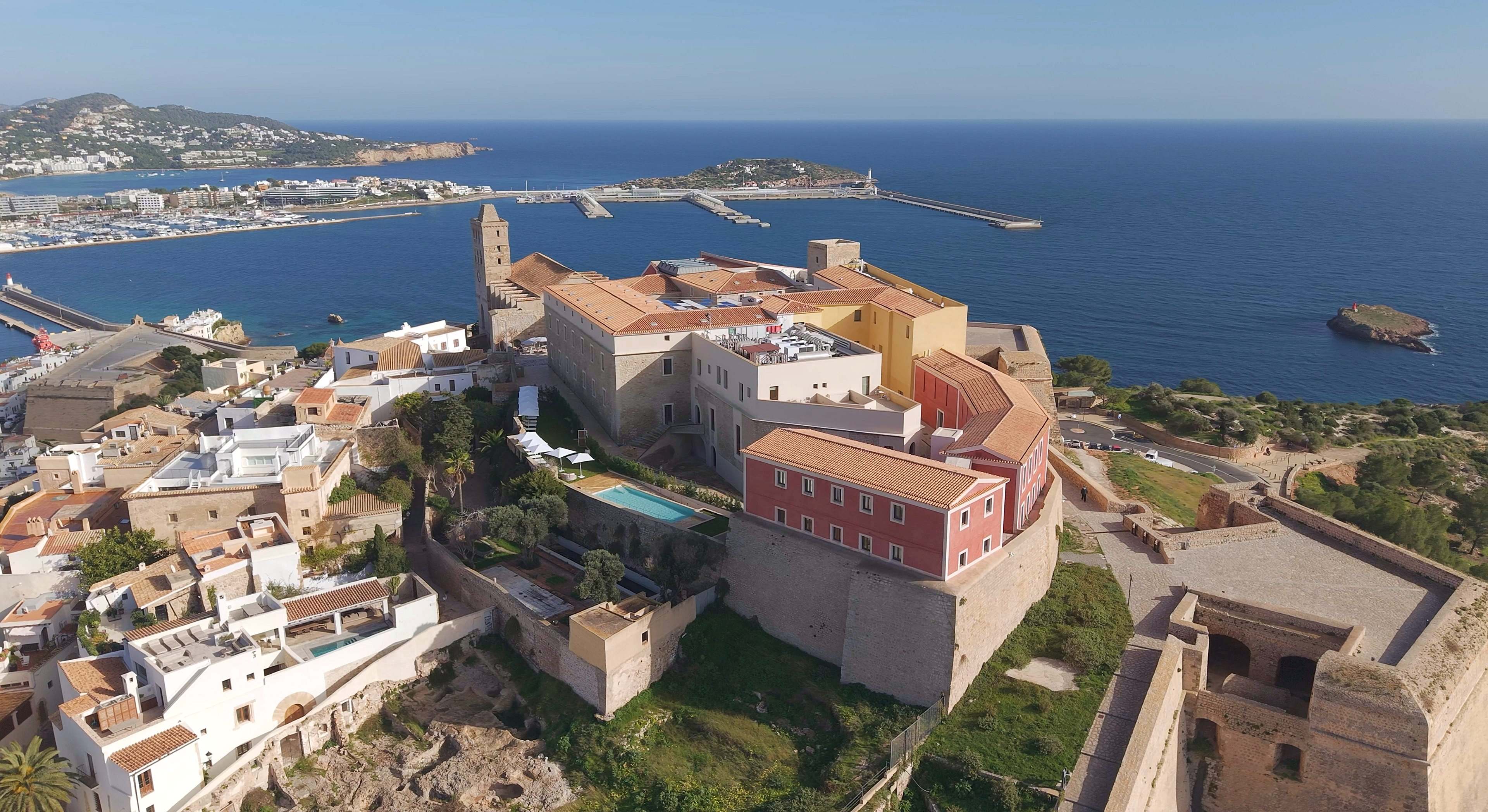 No alto da cidade, no coração de Dalt Vila, com vistas privilegiadas sobre o porto, o Parador de Ibiza (número 99 da rede Paradores) oferece uma experiência de alojamento exclusiva onde o luxo se expressa na forma de calma, história e beleza © Paradores de Turismo
