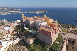 No alto da cidade, no coração de Dalt Vila, com vistas privilegiadas sobre o porto, o Parador de Ibiza (número 99 da rede Paradores) oferece uma experiência de alojamento exclusiva onde o luxo se expressa na forma de calma, história e beleza © Paradores de Turismo