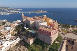 No alto da cidade, no coração de Dalt Vila, com vistas privilegiadas sobre o porto, o Parador de Ibiza (número 99 da rede Paradores) oferece uma experiência de alojamento exclusiva onde o luxo se expressa na forma de calma, história e beleza © Paradores de Turismo No alto da cidade, no coração de Dalt Vila, com vistas privilegiadas sobre o porto, o Parador de Ibiza (número 99 da rede Paradores) oferece uma experiência de alojamento exclusiva onde o luxo se expressa na forma de calma, história e beleza © Paradores de Turismo