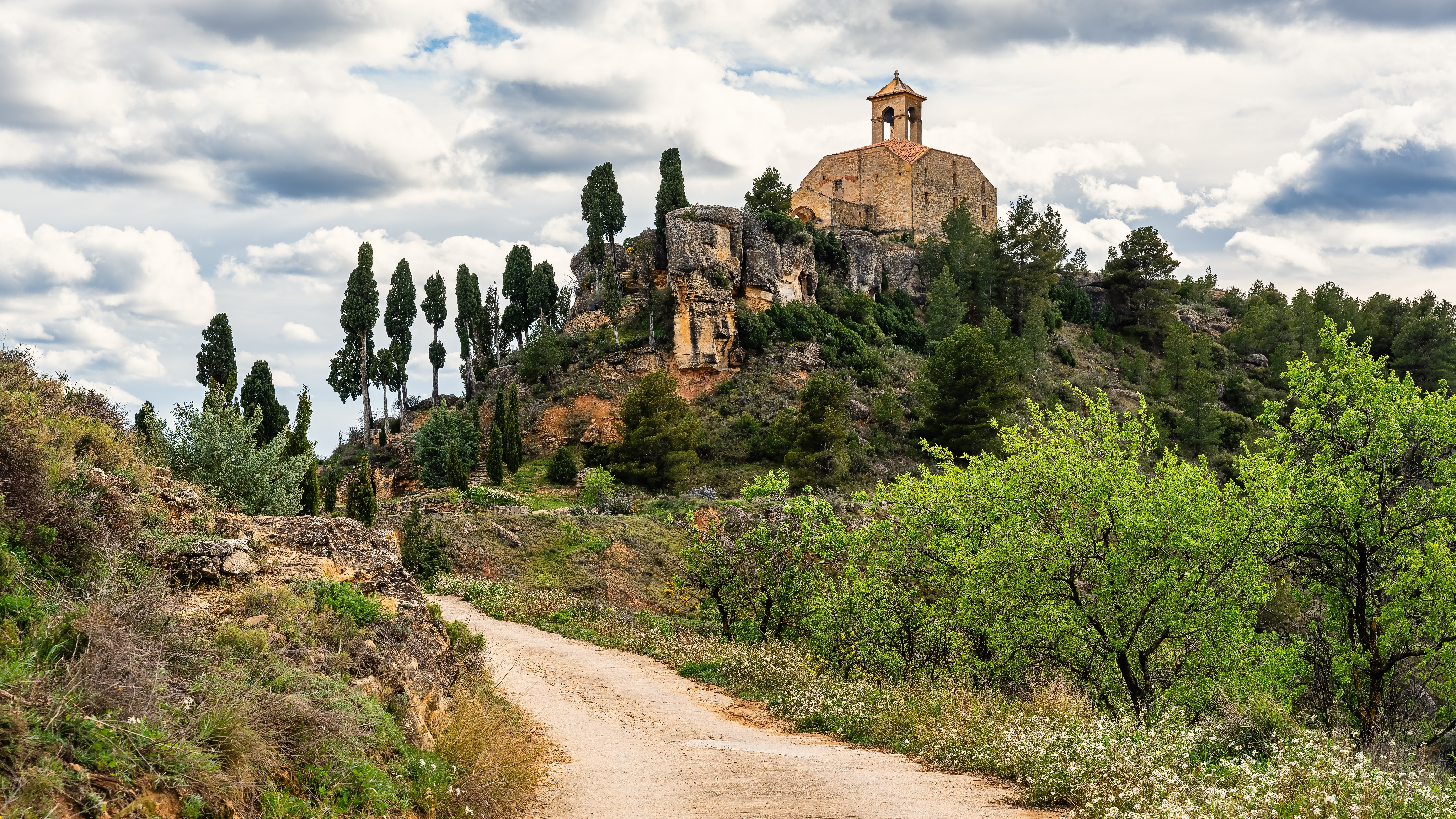 Estrada para as montanhas do município de La Fresneda (Teruel, Aragão), considerada uma das mais belas aldeias de Espanha em 2025 © Shutterstock Estrada para as montanhas do município de La Fresneda (Teruel, Aragão), considerada uma das mais belas aldeias de Espanha em 2025 © Shutterstock