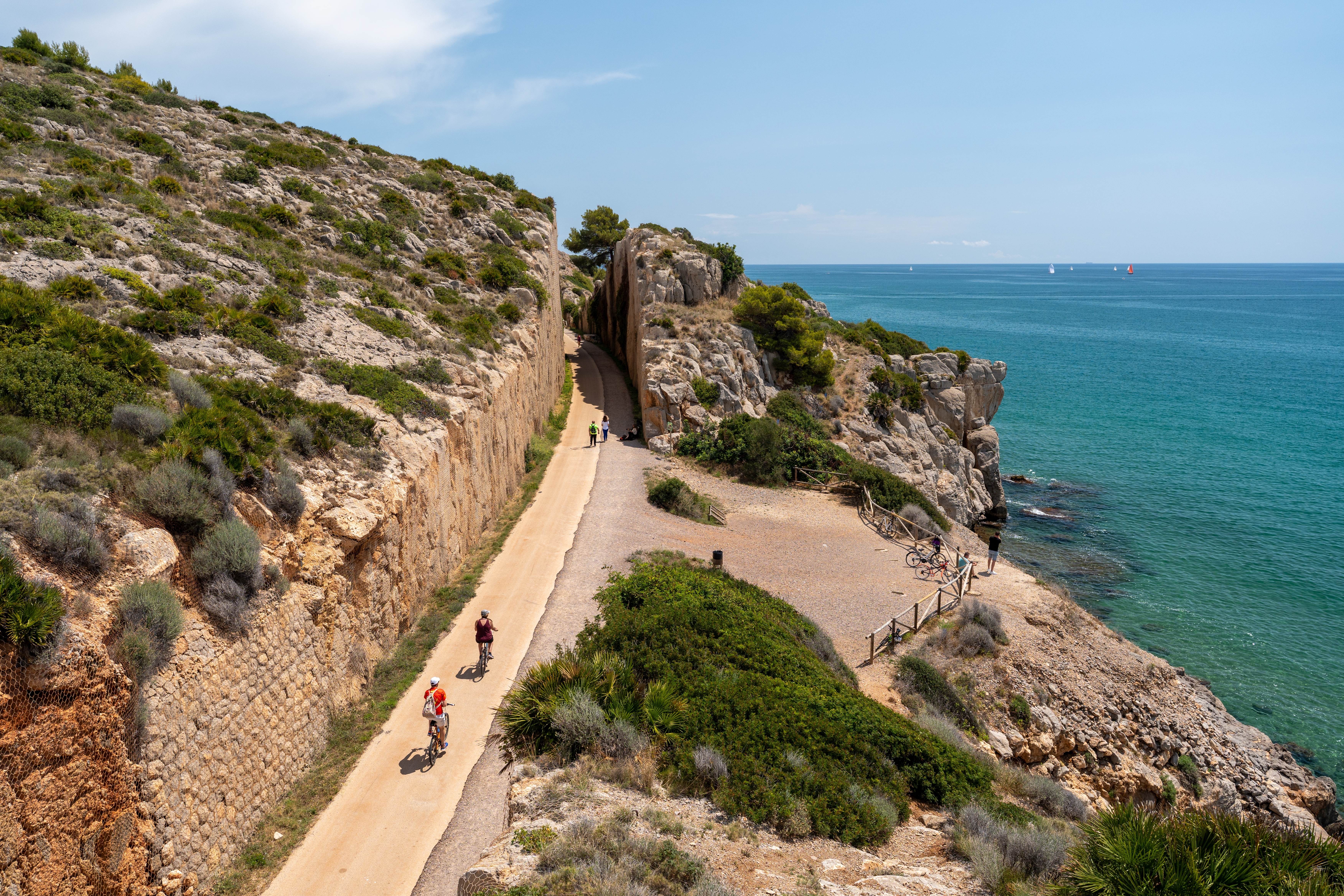 A Vía Verde del Mar, com 5,74 quilómetros de extensão, corre ao longo da costa selvagem e natural que separa Benicàssim de Oropesa del Mar (Castellón). O troço faz parte da EuroVelo 8 Route