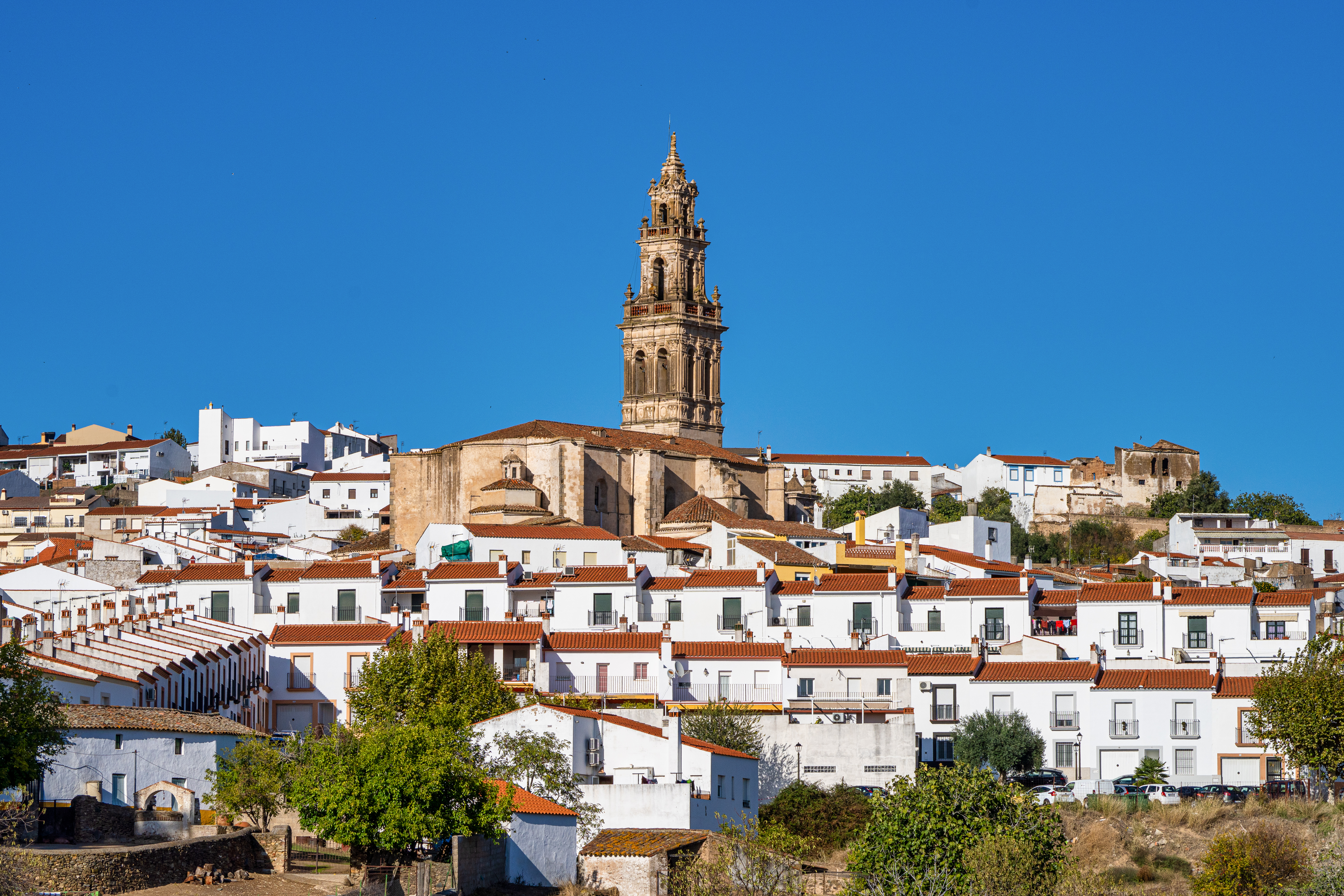 Vista de Jerez de los Caballeros (Badajoz, Extremadura) com a Igreja representativa de Santa Catalina ao fundo © Shutterstock Vista de Jerez de los Caballeros (Badajoz, Extremadura) com a Igreja representativa de Santa Catalina ao fundo © Shutterstock