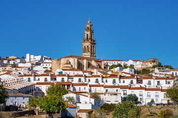 Vista de Jerez de los Caballeros (Badajoz, Extremadura) com a Igreja representativa de Santa Catalina ao fundo © Shutterstock