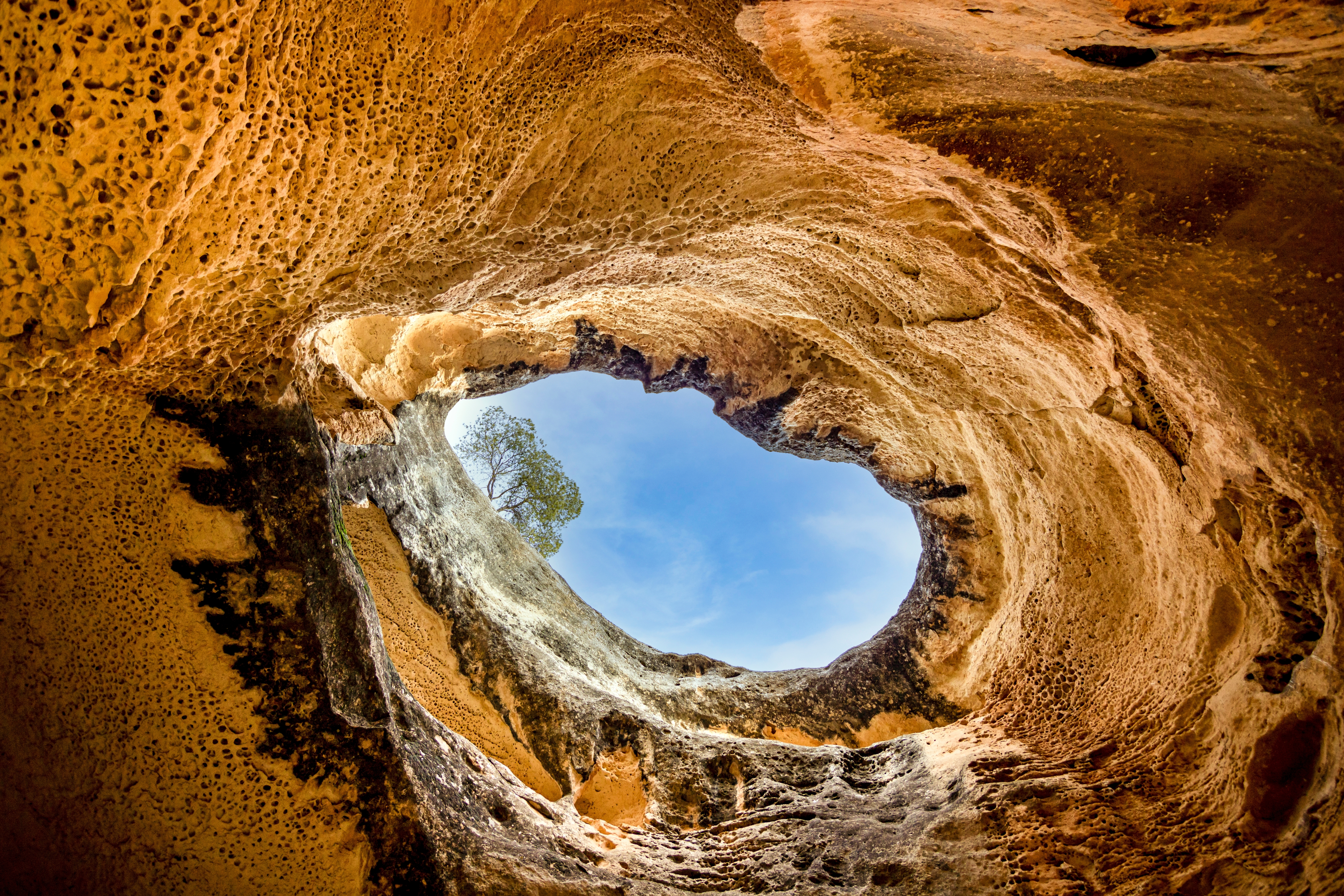 Monte Arabí, em Yecla (Múrcia), é uma montanha isolada de 1.068 metros de altitude, reconhecida pelo seu valor arqueológico, biológico e geológico, bem como pelas suas lendas e pinturas rupestres © Shutterstock Monte Arabí, em Yecla (Múrcia), é uma montanha isolada de 1.068 metros de altitude, reconhecida pelo seu valor arqueológico, biológico e geológico, bem como pelas suas lendas e pinturas rupestres © Shutterstock