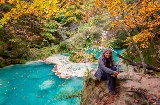 Com as suas águas cristalinas e piscinas naturais azul-turquesa, a fonte do Urederra está localizada no Parque Natural Urbasa-Andía e foi declarada reserva natural em 1987 © Turismo de Navarra | Francisco Vaquero Com as suas águas cristalinas e piscinas naturais azul-turquesa, a fonte do Urederra está localizada no Parque Natural Urbasa-Andía e foi declarada reserva natural em 1987 © Turismo de Navarra | Francisco Vaquero
