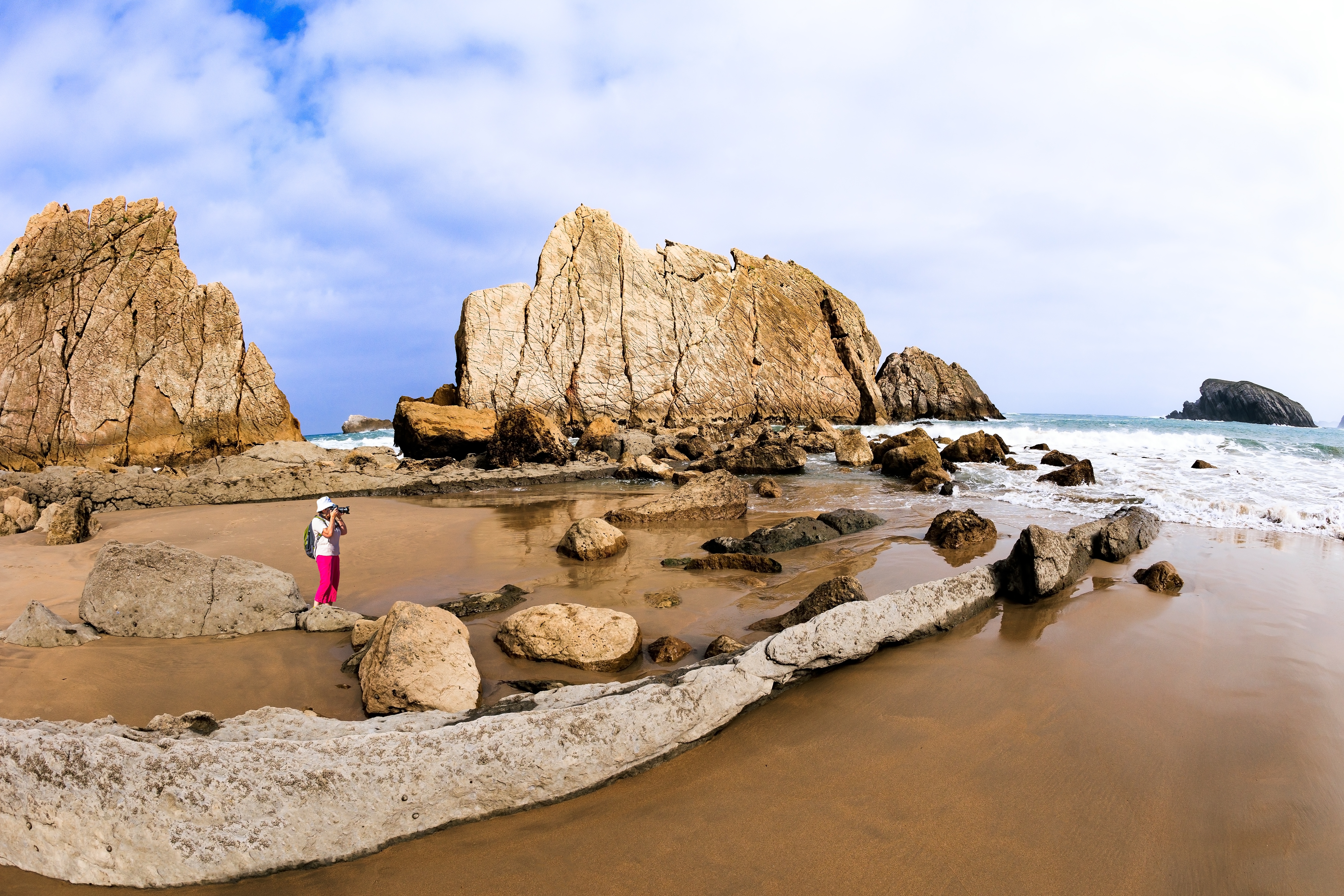 Fotógrafo capturando as imponentes formações rochosas da praia de Arnía (Costa Quebrada, Cantábria) © Shutterstock Fotógrafo capturando as imponentes formações rochosas da praia de Arnía (Costa Quebrada, Cantábria) © Shutterstock