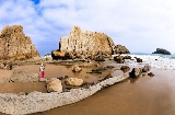 Fotógrafo capturando as imponentes formações rochosas da praia de Arnía (Costa Quebrada, Cantábria) © Shutterstock Fotógrafo capturando as imponentes formações rochosas da praia de Arnía (Costa Quebrada, Cantábria) © Shutterstock
