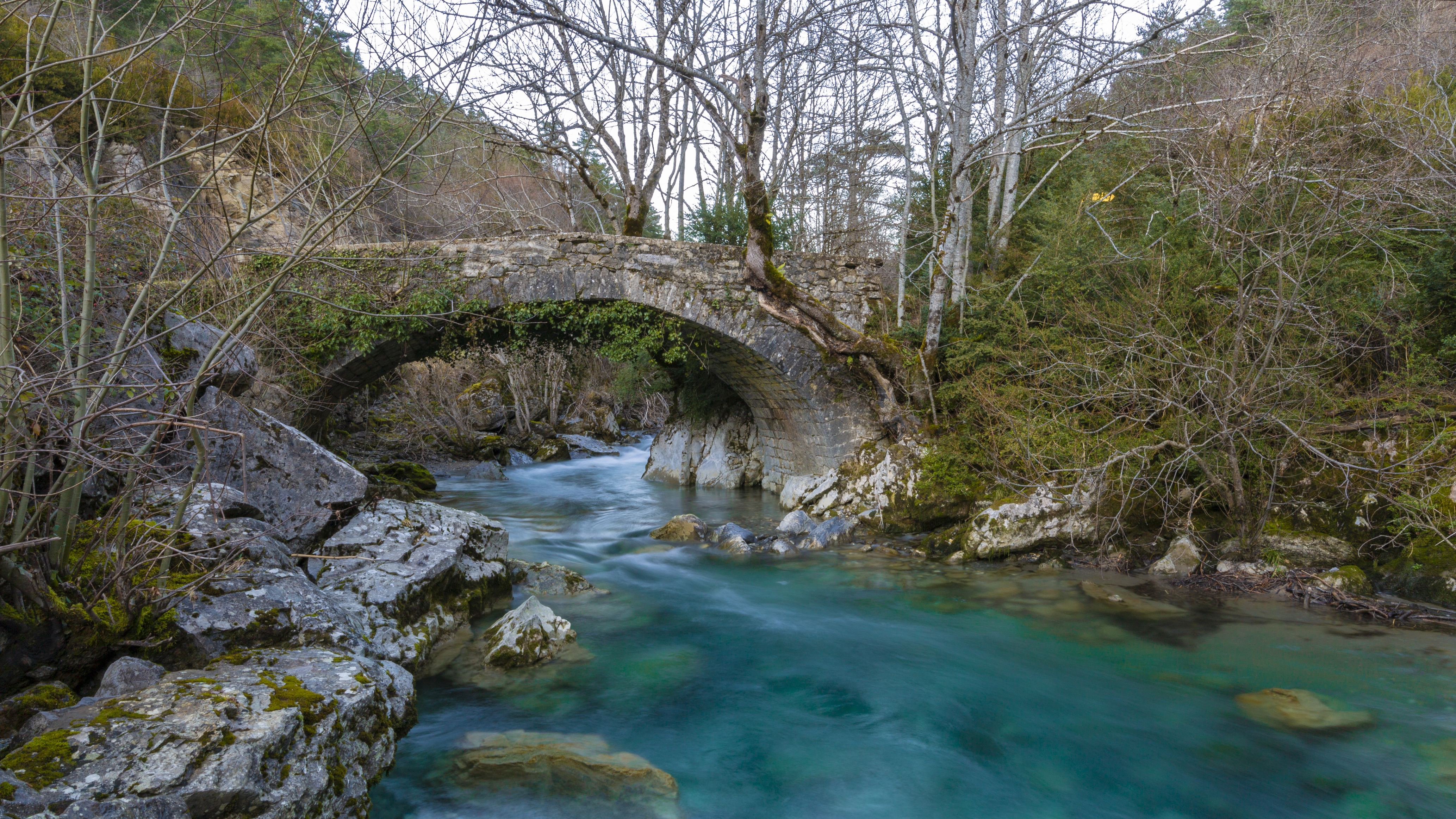 Imagem da famosa Ponte Otsindundua no Vale do Roncal © Turismo de Navarra | Francisco Vaquero