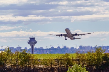 Companhias aéreas como a Iberia e a Air Europa vão melhorar a sua conectividade entre continentes a partir do verão. Na imagem, um avião decolando do Aeroporto Adolfo Suárez Madrid-Barajas © Shutterstock Companhias aéreas como a Iberia e a Air Europa vão melhorar a sua conectividade entre continentes a partir do verão. Na imagem, um avião decolando do Aeroporto Adolfo Suárez Madrid-Barajas © Shutterstock