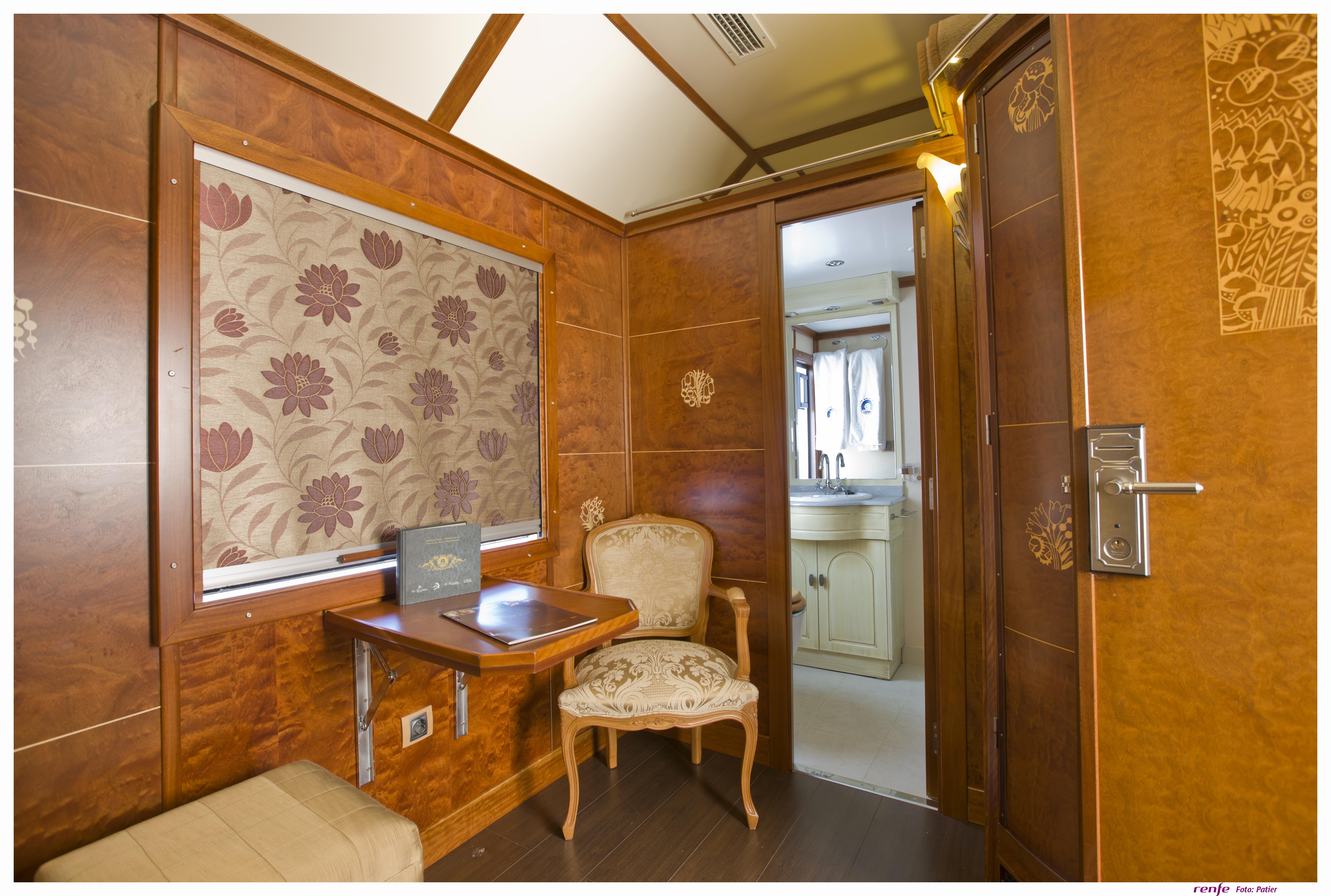 A Suite Deluxe tem 8,26 metros quadrados, uma casa de banho privada com duche de hidromassagem, conjunto de comodidades de boas-vindas, armário, porta-bagagens, cofre, minibar e ar condicionado ajustável © Renfe | Patier A Suite Deluxe tem 8,26 metros quadrados, uma casa de banho privada com duche de hidromassagem, conjunto de comodidades de boas-vindas, armário, porta-bagagens, cofre, minibar e ar condicionado ajustável © Renfe | Patier