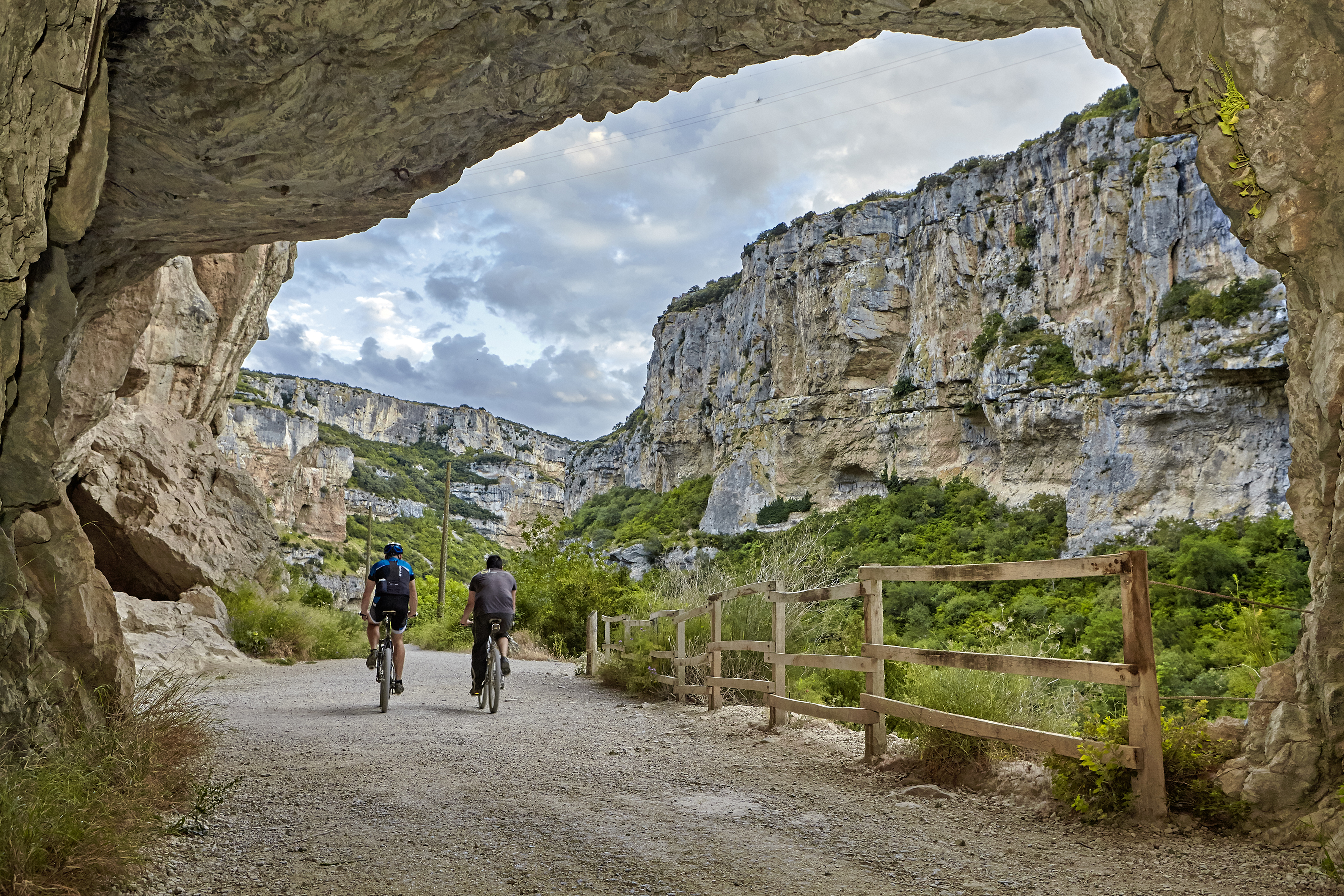 Ciclistas num  trilho do Irati © Greenway Turismo de Navarra | Javier Campos