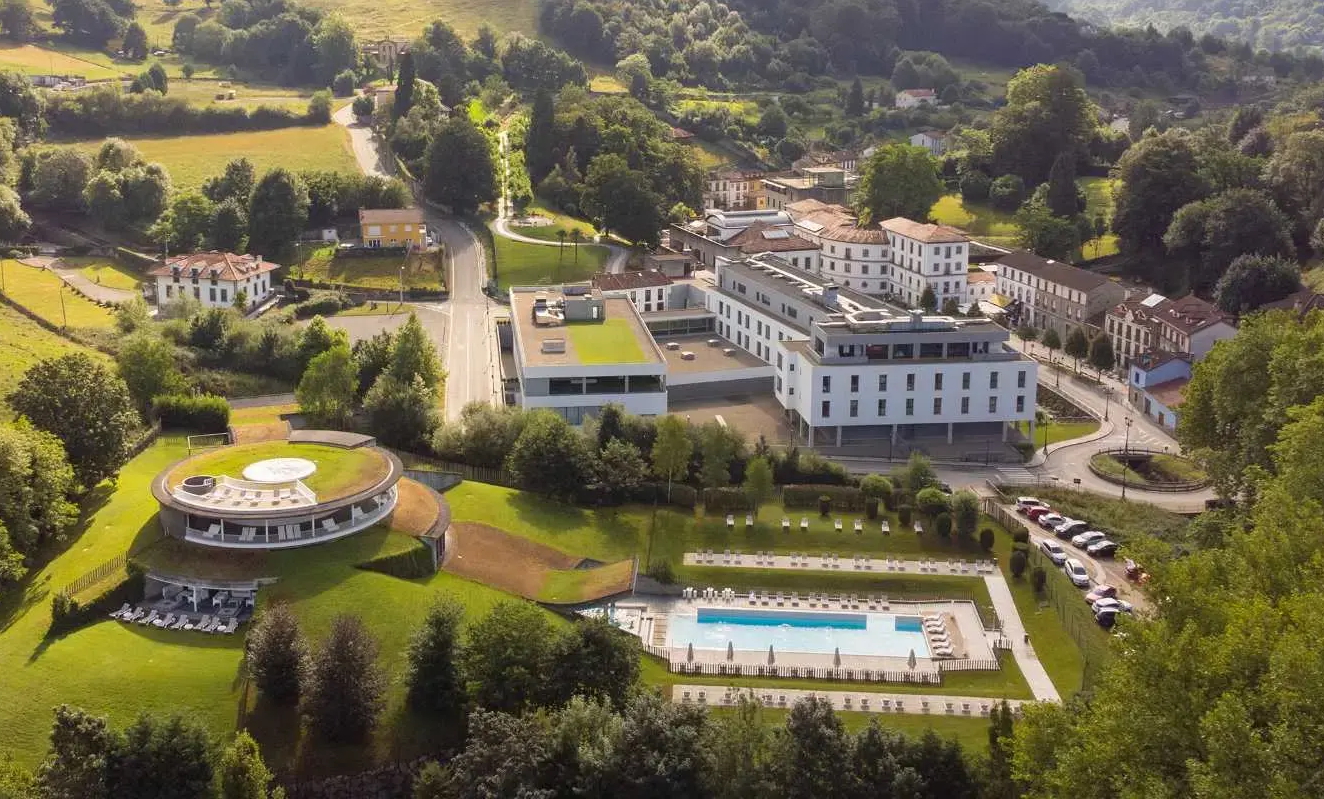 Vista aérea do complexo Gran Hotel Las Caldas 5* by Blau Hotels em Oviedo, Astúrias © granhotellascaldas.com Vista aérea do complexo Gran Hotel Las Caldas 5* by Blau Hotels em Oviedo, Astúrias © granhotellascaldas.com