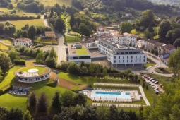 Vista aérea do complexo Gran Hotel Las Caldas 5* by Blau Hotels em Oviedo, Astúrias © granhotellascaldas.com Vista aérea do complexo Gran Hotel Las Caldas 5* by Blau Hotels em Oviedo, Astúrias © granhotellascaldas.com