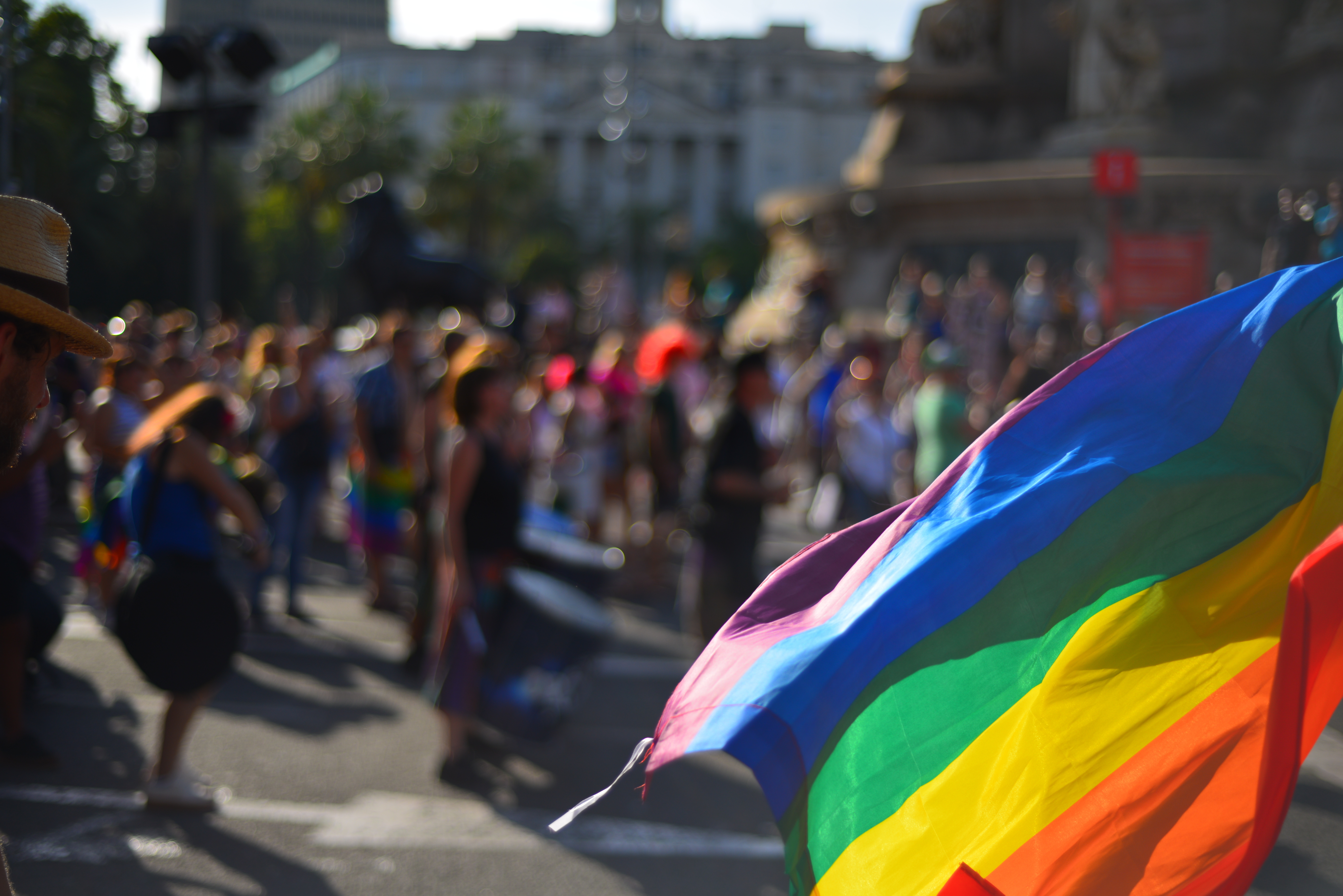 Pride Barcelona reúne milhares de pessoas todos os anos com desfiles de moda, shows e atividades de protesto © Shutterstock Pride Barcelona reúne milhares de pessoas todos os anos com desfiles de moda, shows e atividades de protesto © Shutterstock