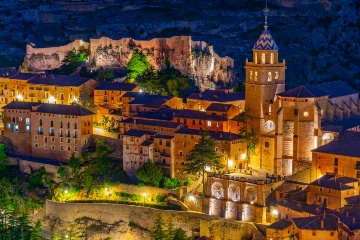 Vista noturna panorâmica do município de Albarracín, uma das localidades mais recomendadas para viajar com a família © Shutterstock