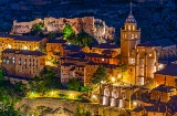 Vista noturna panorâmica do município de Albarracín, uma das localidades mais recomendadas para viajar com a família © Shutterstock Vista noturna panorâmica do município de Albarracín, uma das localidades mais recomendadas para viajar com a família © Shutterstock