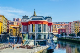 O Mercado de la Ribera é composto por três andares e está localizado junto ao estuário de Bilbau, no coração da Cidade Velha