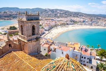 Kirche Virgen de la Ermitana mit dem Strand von Peñíscola im Hintergrund, eines der Wahrzeichen von Castellón