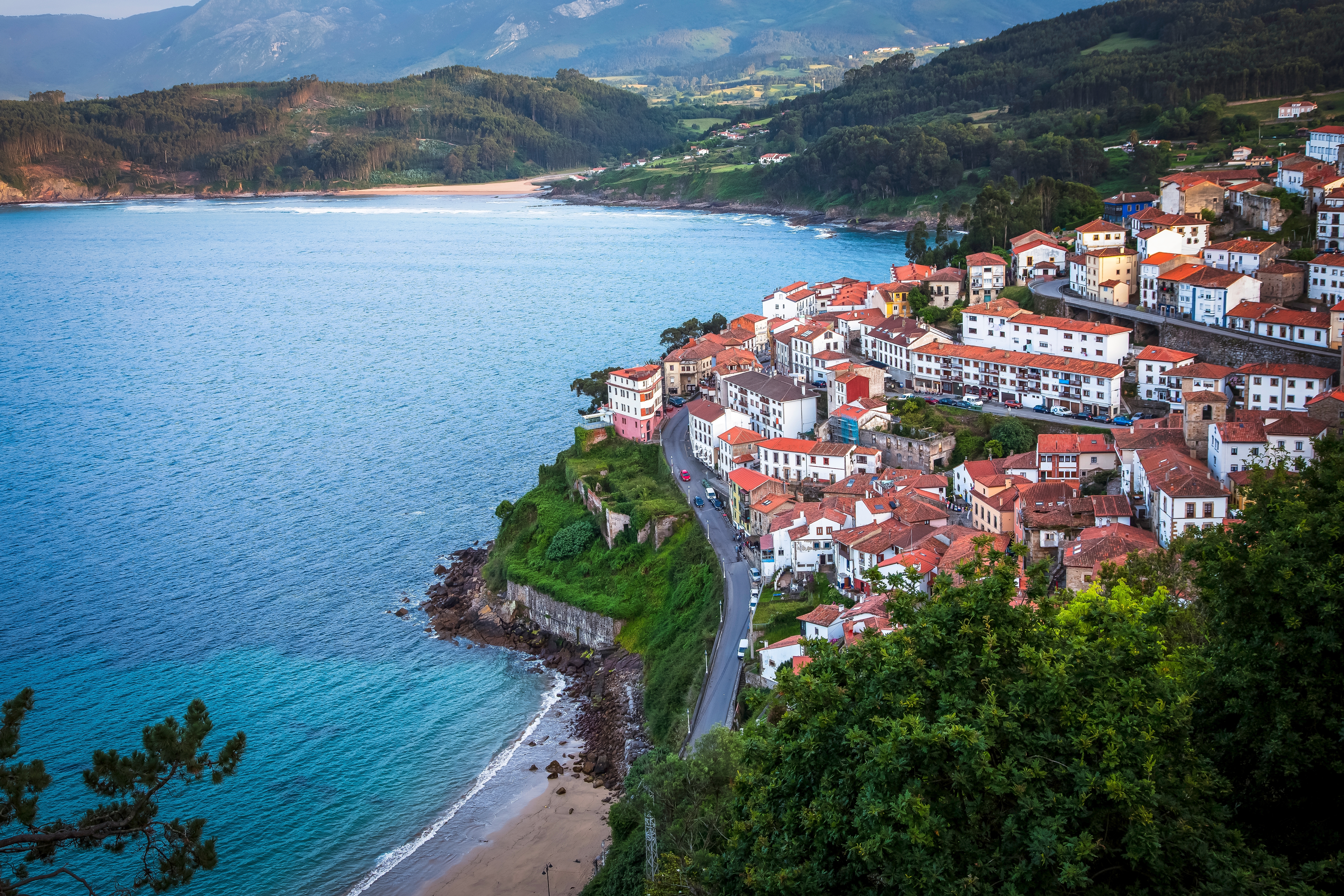 Vista da área da vila de Lastres (Astúrias, Espanha) do Mirador de San Roque © Shutterstock Vista da área da vila de Lastres (Astúrias, Espanha) do Mirador de San Roque © Shutterstock