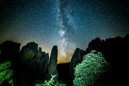 A observação astronómica em Aragão, com várias regiões certificadas como Reservas de Luz Estelar, tornou-se uma experiência turística de primeira classe graças aos seus ambientes privilegiados para o astroturismo © Shutterstock A observação astronómica em Aragão, com várias regiões certificadas como Reservas de Luz Estelar, tornou-se uma experiência turística de primeira classe graças aos seus ambientes privilegiados para o astroturismo © Shutterstock