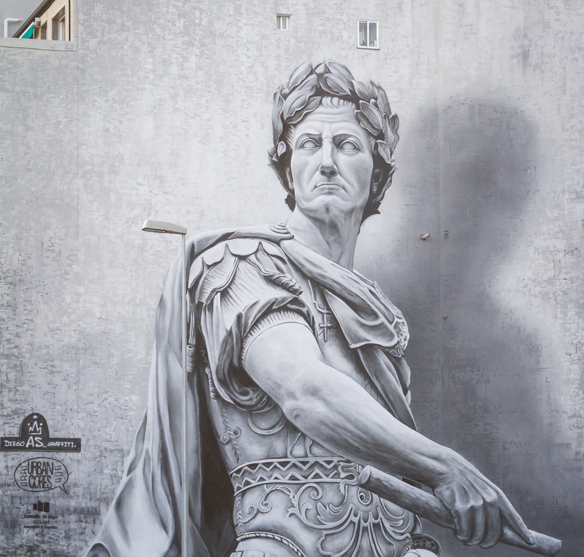 O espetacular mural do Imperador Júlio César, criado pelo artista lugo Diego As, foi reconhecido como o Melhor Mural do Mundo em 2021 © Turismo de Galicia O espetacular mural do Imperador Júlio César, criado pelo artista lugo Diego As, foi reconhecido como o Melhor Mural do Mundo em 2021 © Turismo de Galicia
