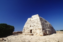 Naveta des Tudons é o monumento funerário mais conhecido de Menorca e o edifício mais antigo da Europa © Turismo Ilhas Baleares