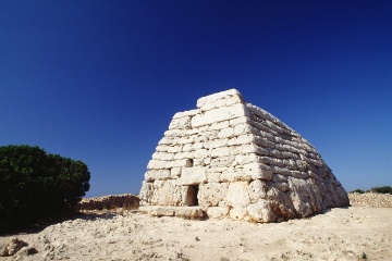 Naveta des Tudons é o monumento funerário mais conhecido de Menorca e o edifício mais antigo da Europa © Turismo Ilhas Baleares
