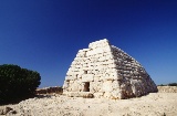 Naveta des Tudons é o monumento funerário mais conhecido de Menorca e o edifício mais antigo da Europa © Turismo Ilhas Baleares Naveta des Tudons é o monumento funerário mais conhecido de Menorca e o edifício mais antigo da Europa © Turismo Ilhas Baleares