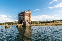 Lago Orellana La Vieja é uma zona húmida de importância internacional, uma área especial de proteção de aves e parte integrante da Rede Natura 2000