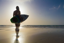 Mulher a fazer windsurf na praia de La Barca, no Parque Natural Jandía (Fuerteventura) © Ilhas Canárias Turismo Mulher a fazer windsurf na praia de La Barca, no Parque Natural Jandía (Fuerteventura) © Ilhas Canárias Turismo