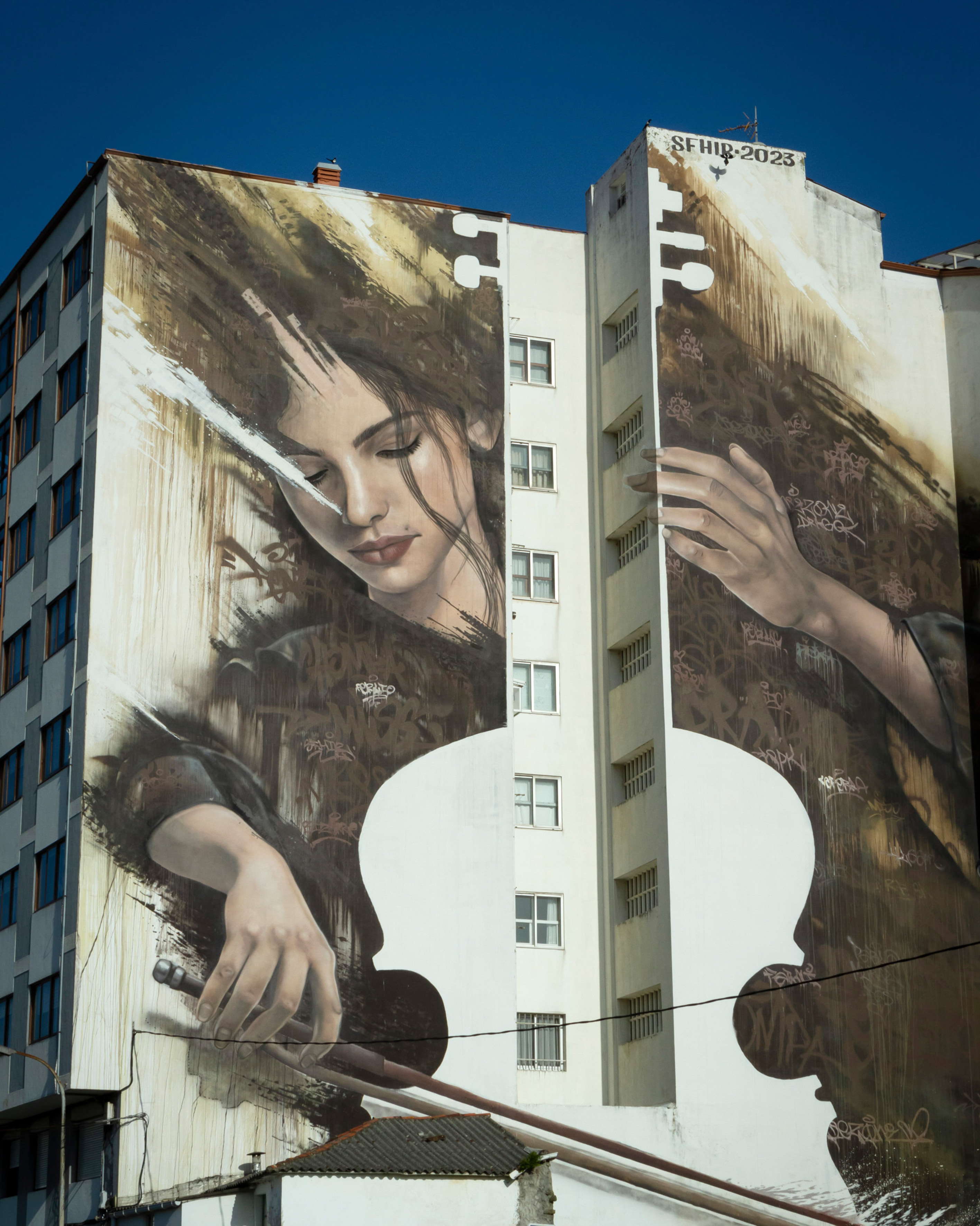 O violoncelista de Sfhir (A Coruña) surgiu como um exemplo emblemático de como a arte pode embelezar o espaço público e criar conexões profundas com a comunidade © O violoncelista de Sfhir (A Coruña) surgiu como um exemplo emblemático de como a arte pode embelezar o espaço público e criar conexões profundas com a comunidade ©