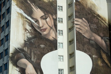 O violoncelista de Sfhir (A Coruña) surgiu como um exemplo emblemático de como a arte pode embelezar o espaço público e criar conexões profundas com a comunidade ©