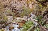 Na imagem, a Puente de la Calabaza de Arriba no Parque Natural de Redes. As faias dão cor, e você pode ver a típica floresta ribeirinha e montanhosa © em Espanha Verde | Corrimão Noe