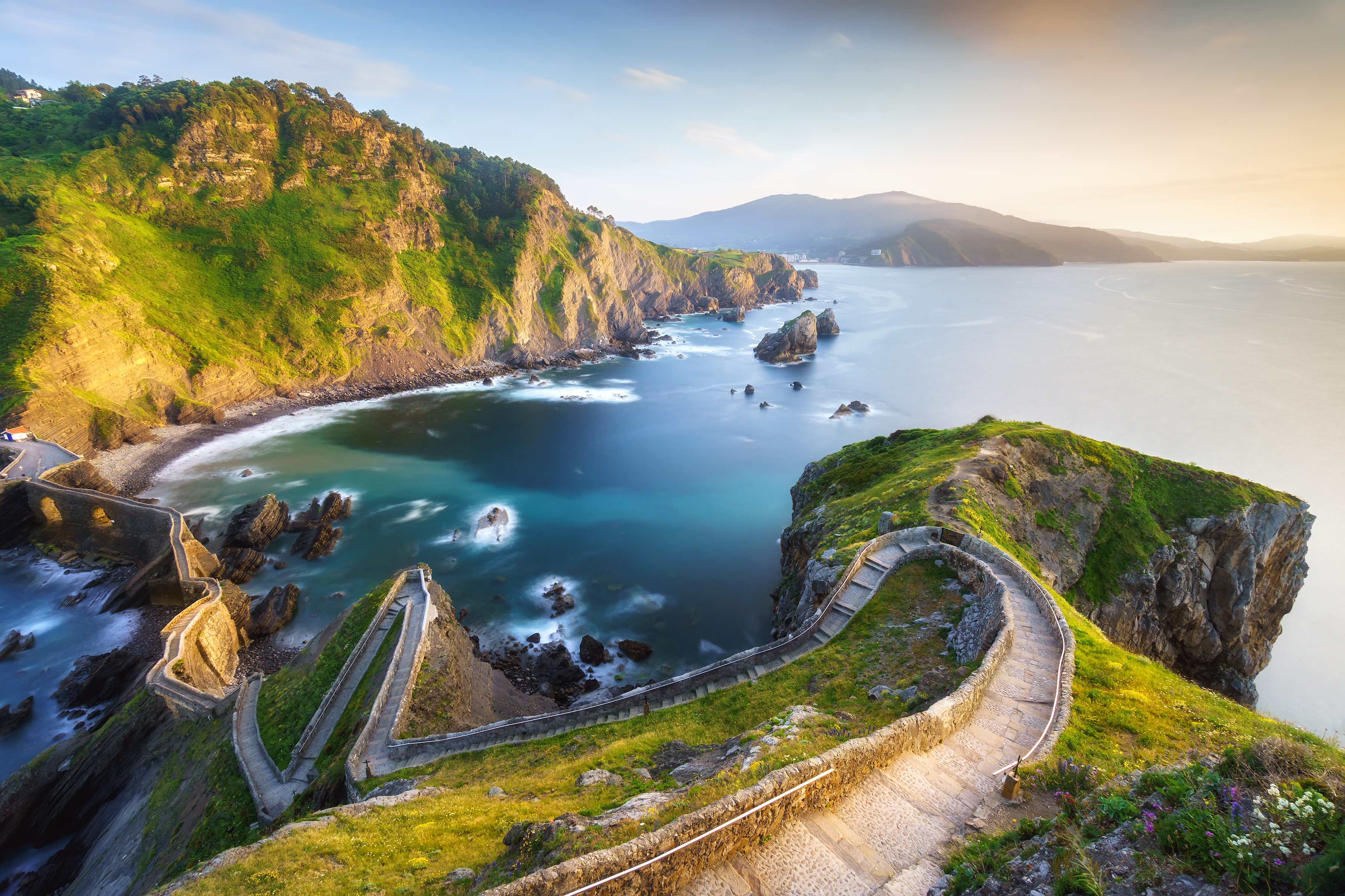Escadas abaixo de San Juan de Gaztelugatxe, que retratou o castelo de Pedra do Dragão na famosa série © da Shutterstock