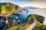 Escadas abaixo de San Juan de Gaztelugatxe, que retratou o castelo de Pedra do Dragão na famosa série © da Shutterstock Escadas abaixo de San Juan de Gaztelugatxe, que retratou o castelo de Pedra do Dragão na famosa série © da Shutterstock