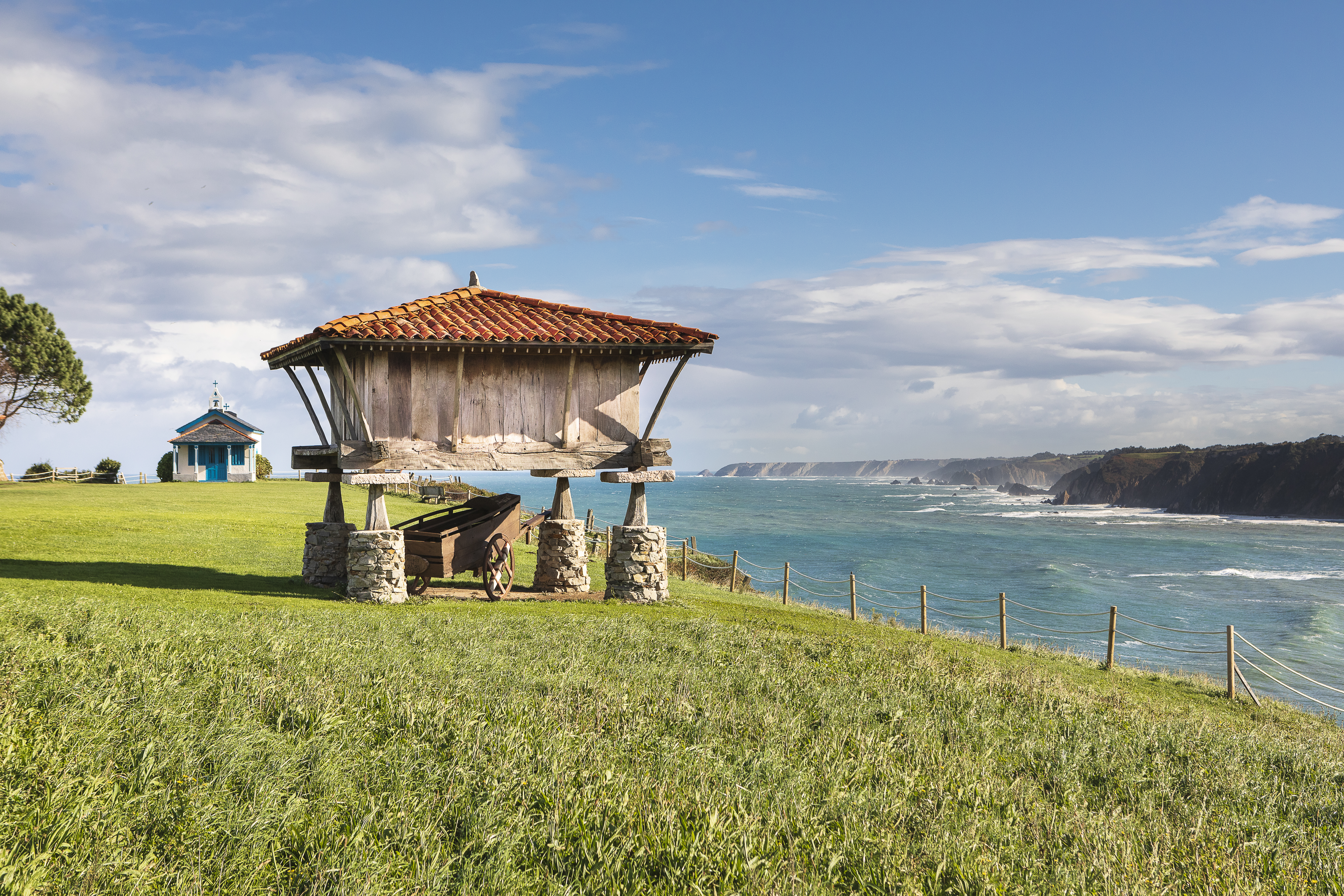 Celeiro asturiano junto à ermida de La Regalina na aldeia de Cadavedo © Em Espanha Verde | Corrimão Noe Celeiro asturiano junto à ermida de La Regalina na aldeia de Cadavedo © Em Espanha Verde | Corrimão Noe