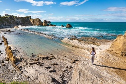 Der Strand von Arnía liegt an der Costa Quebrada (Kantabrie) neben dem Naturpark Dunas de Liencres