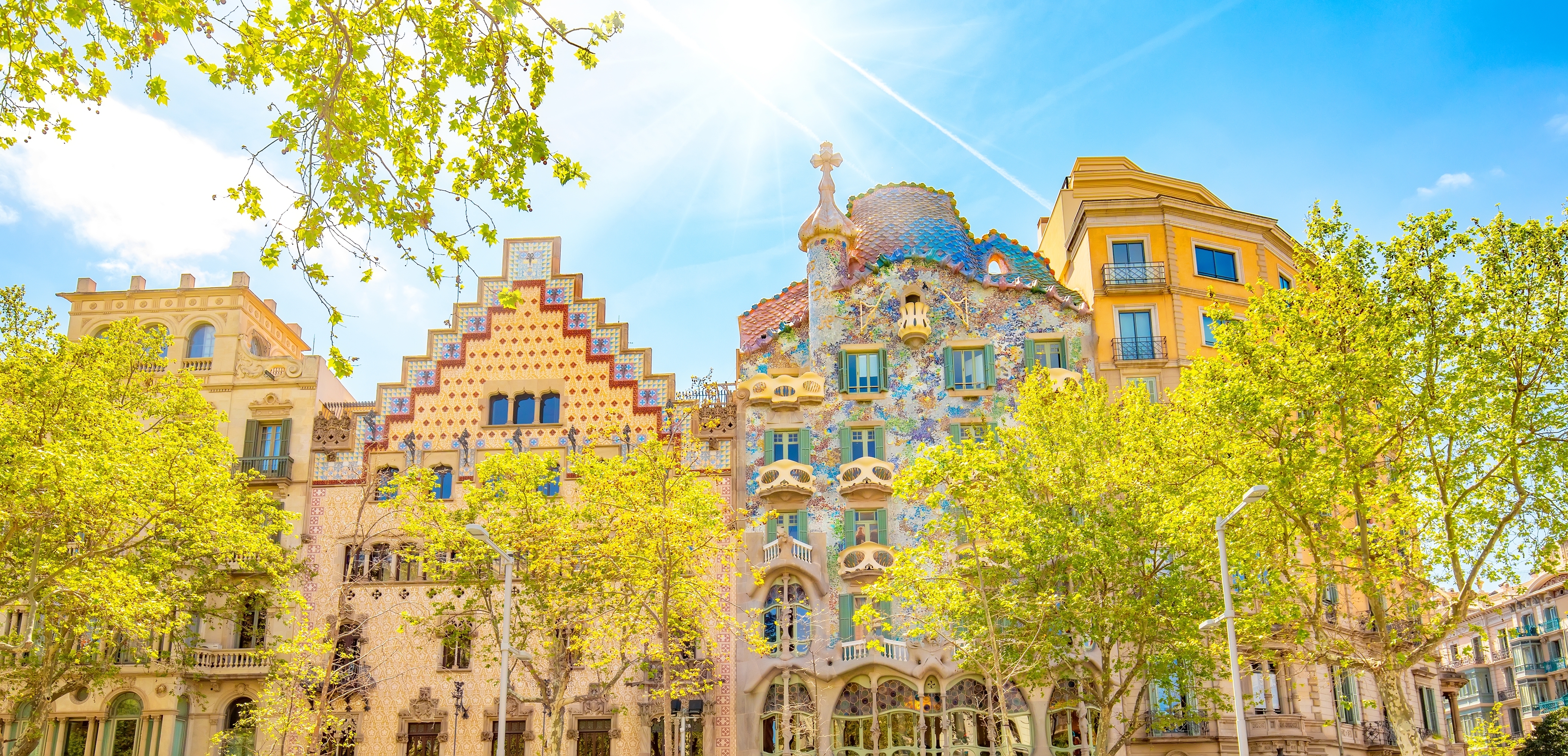 カタルーニャの建築家アントニ・ガウディによる伝説的建築「バトリョ邸」はグラシア通りの必見スポット カタルーニャの建築家アントニ・ガウディによる伝説的建築「バトリョ邸」はグラシア通りの必見スポット