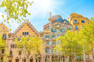 A mítica Casa Batlló, do arquiteto catalão Antoni Gaudí, é imperdível no Paseo de Gràcia, Barcelona © Shutterstock