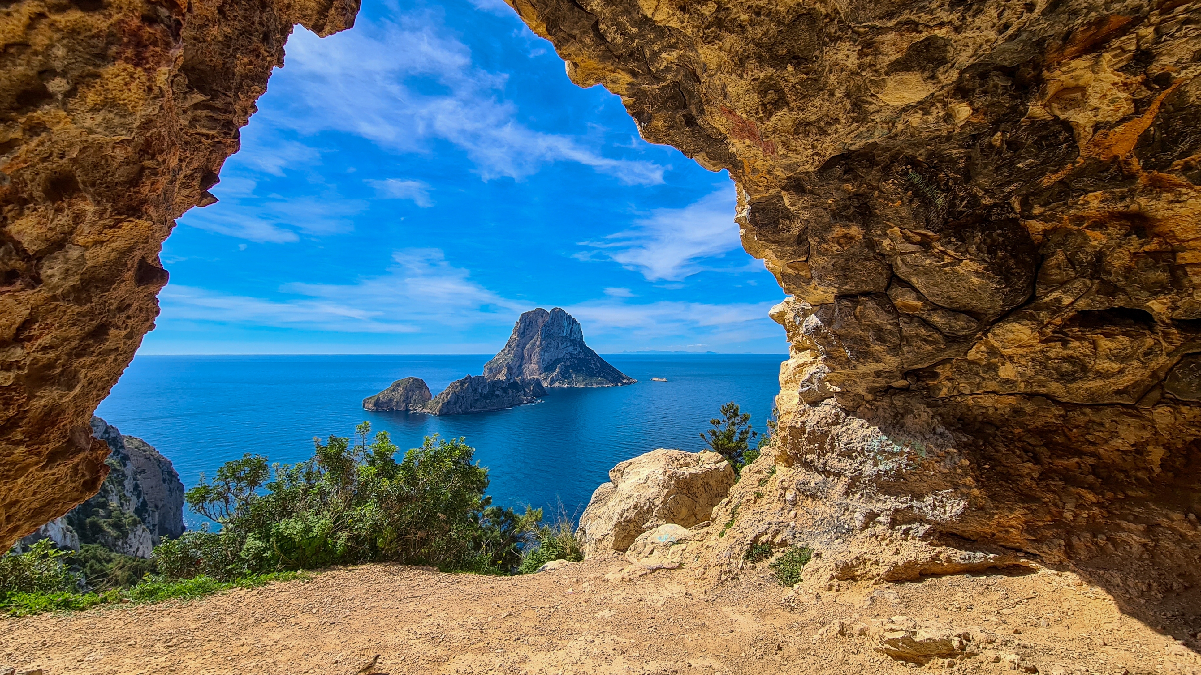 Quase 400 metros de altura, ao largo da costa sudoeste de Ibiza, está a lendária ilhota de Es Vedrà © Shutterstock Quase 400 metros de altura, ao largo da costa sudoeste de Ibiza, está a lendária ilhota de Es Vedrà © Shutterstock