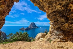 Quase 400 metros de altura, ao largo da costa sudoeste de Ibiza, está a lendária ilhota de Es Vedrà © Shutterstock