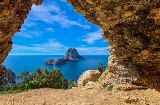 Quase 400 metros de altura, ao largo da costa sudoeste de Ibiza, está a lendária ilhota de Es Vedrà © Shutterstock Quase 400 metros de altura, ao largo da costa sudoeste de Ibiza, está a lendária ilhota de Es Vedrà © Shutterstock