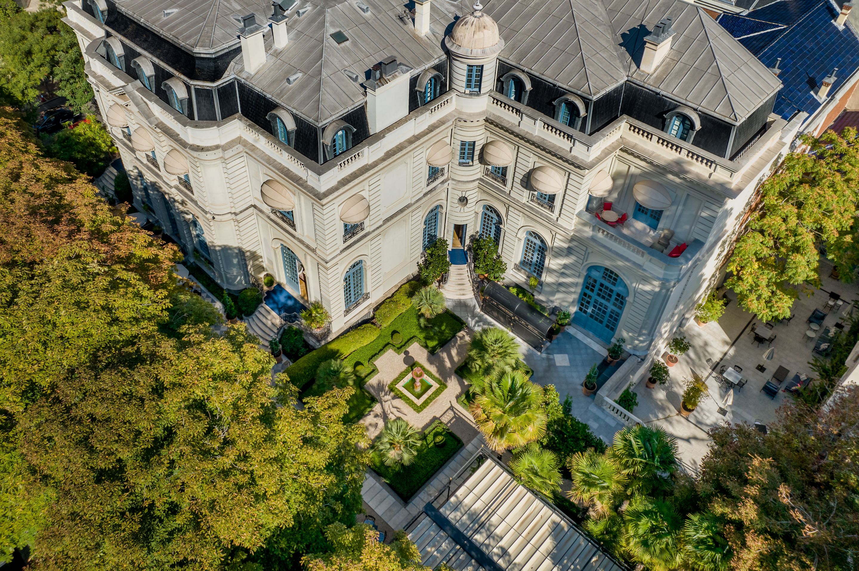 Vista aérea do luxuoso Hotel Santo Mauro 5*, que consiste em três edifícios cercados pelo jardim privado mais sofisticado da cidade, com castanheiros centenários, fontes e terraços © Marriott International Vista aérea do luxuoso Hotel Santo Mauro 5*, que consiste em três edifícios cercados pelo jardim privado mais sofisticado da cidade, com castanheiros centenários, fontes e terraços © Marriott International