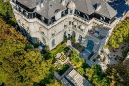 Vista aérea do luxuoso Hotel Santo Mauro 5*, que consiste em três edifícios cercados pelo jardim privado mais sofisticado da cidade, com castanheiros centenários, fontes e terraços © Marriott International